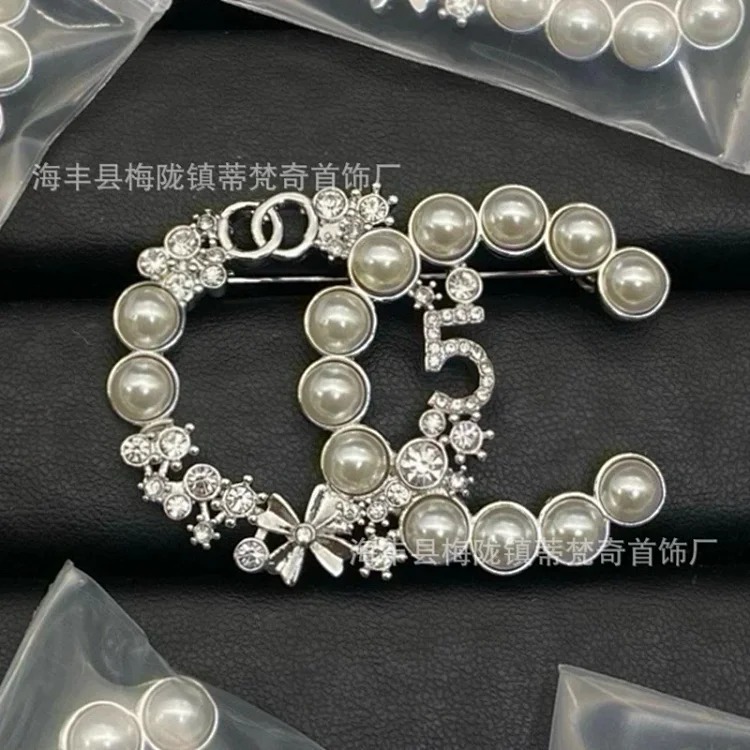 Chanel 25c new double C brooch women's enamel light luxury high-end pearl love small fragrance tassel versatile fragrance grandma corsage