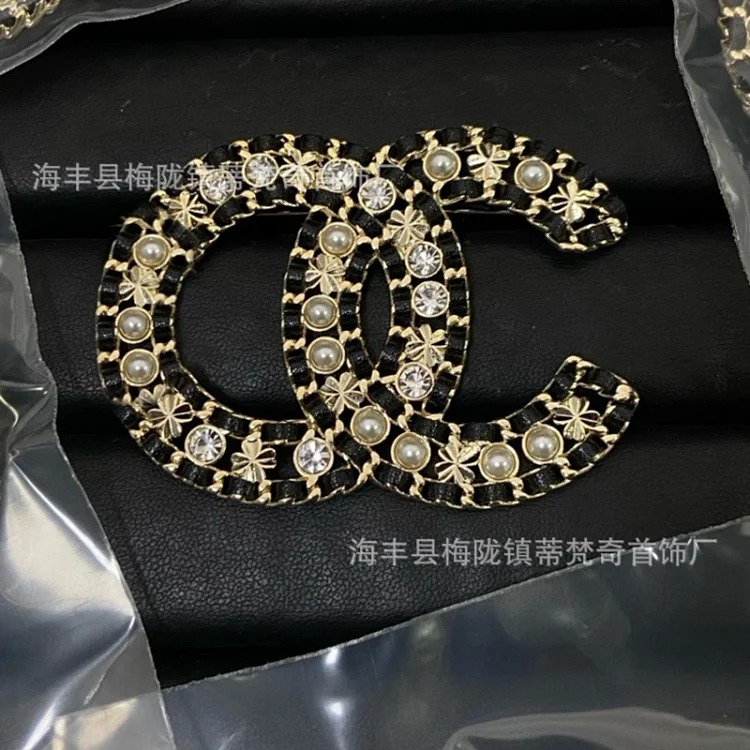 Chanel 25c new double C brooch women's enamel light luxury high-end pearl love small fragrance tassel versatile fragrance grandma corsage