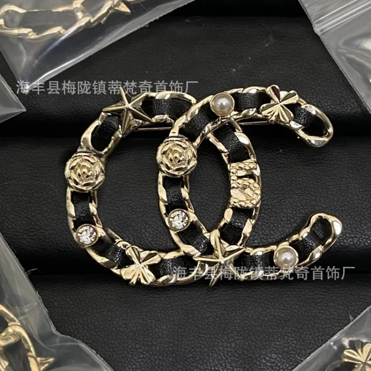 Chanel 25c new double C brooch women's enamel light luxury high-end pearl love small fragrance tassel versatile fragrance grandma corsage