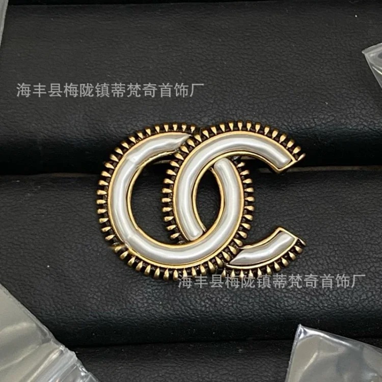 Chanel 25c new double C brooch women's enamel light luxury high-end pearl love small fragrance tassel versatile fragrance grandma corsage