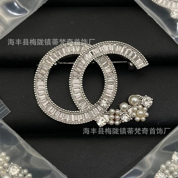 Chanel 25c new double C brooch women's enamel light luxury high-end pearl love small fragrance tassel versatile fragrance grandma corsage