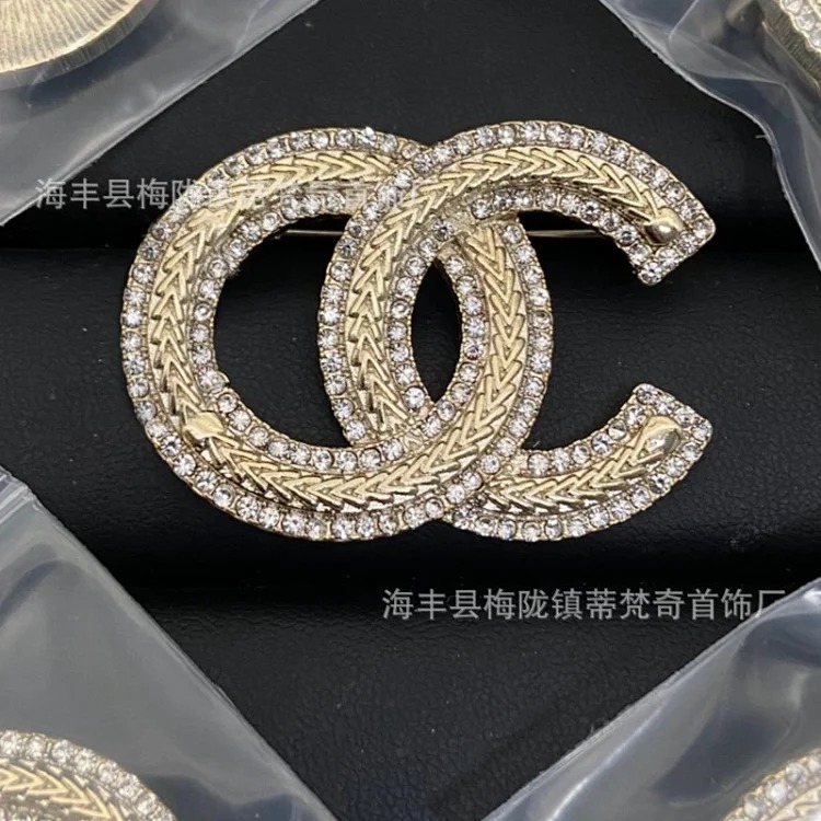 Chanel 25c new double C brooch women's enamel light luxury high-end pearl love small fragrance tassel versatile fragrance grandma corsage