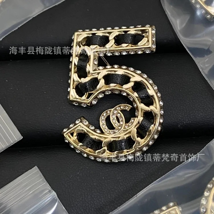 Chanel 25c new double C brooch women's enamel light luxury high-end pearl love small fragrance tassel versatile fragrance grandma corsage