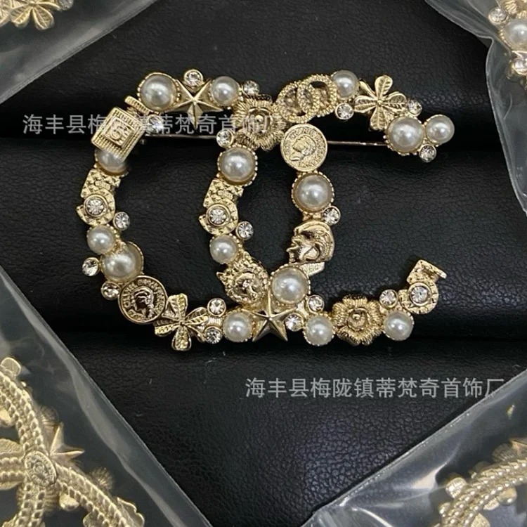Chanel 25c new double C brooch women's enamel light luxury high-end pearl love small fragrance tassel versatile fragrance grandma corsage