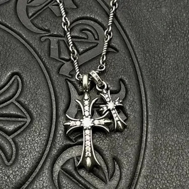 Chanel Diamond-encrusted large and small double cross sweater chain with high-end feel