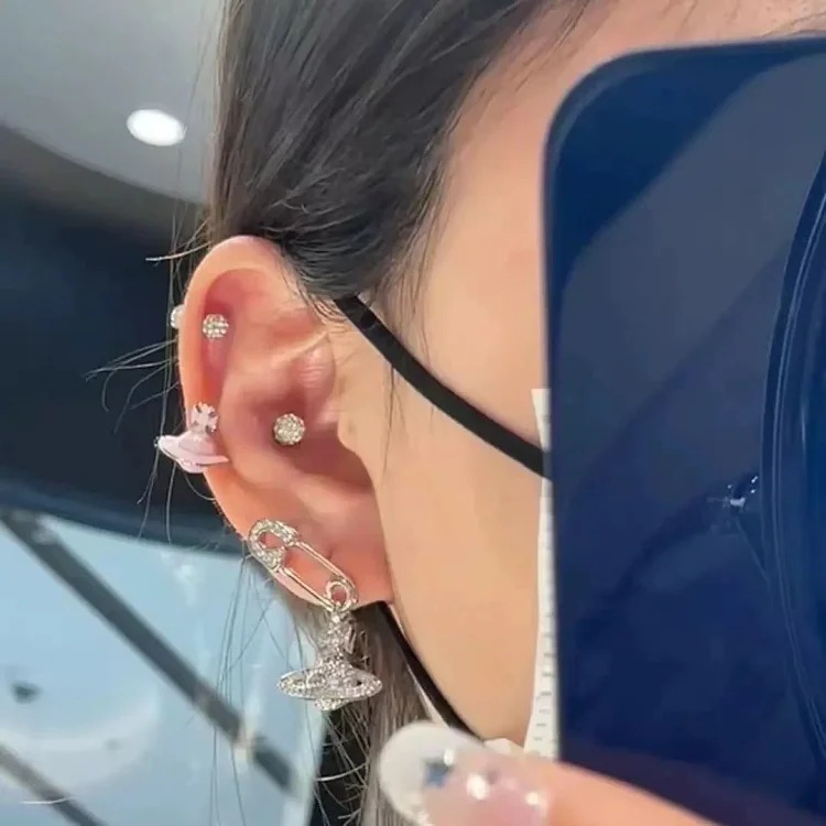 Queen Mother Pin Saturn Earrings Full Diamond Paperclip Pendant Seiko NANA Same Style Earrings Vivian High Version