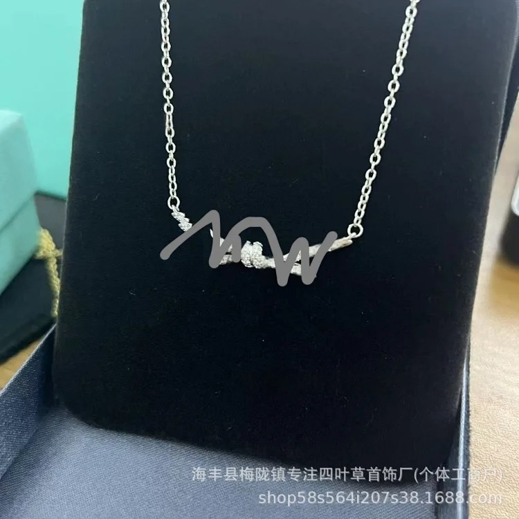 Louis Vuitton Tijia T knot twist necklace bow diamond half diamond full diamond necklace versatile rose gold clavicle chain jewelry