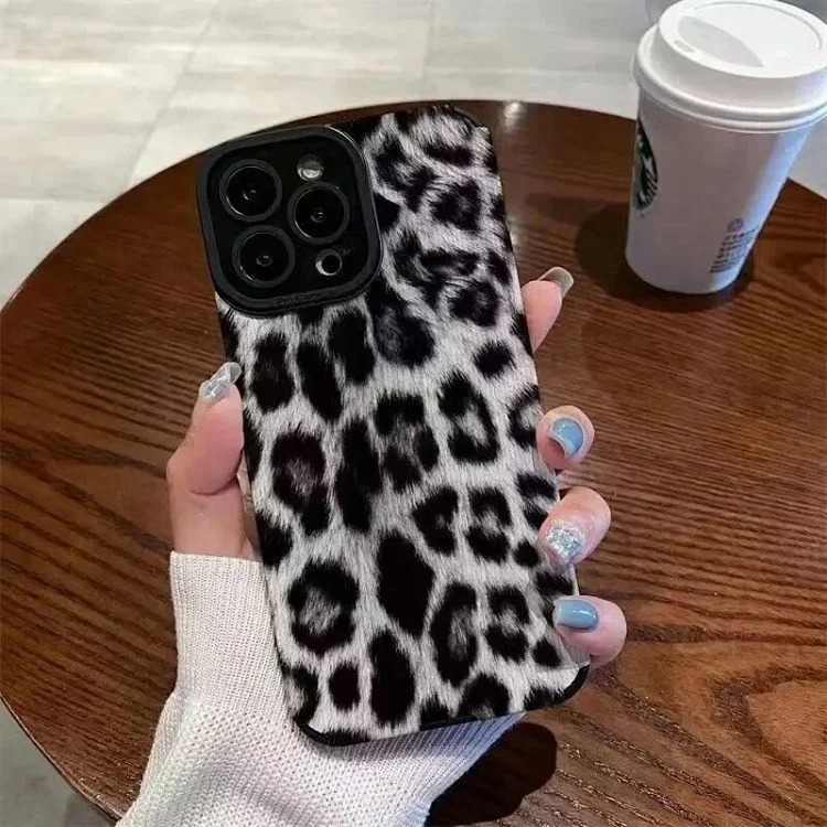 Youthful, fashionable and simple mobile phone case