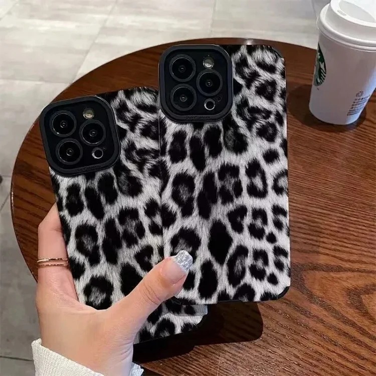 Youthful, fashionable and simple mobile phone case