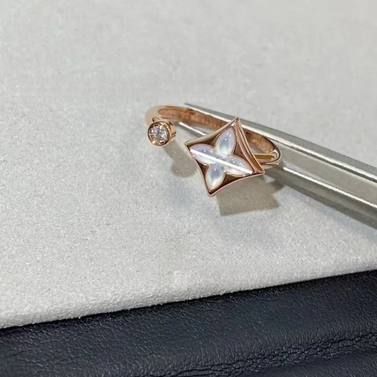 Louis Vuitton 2025 new CNC high four-leaf clover four-flower five-flower bracelet for women electroplated 18k presbyopia necklace live broadcast