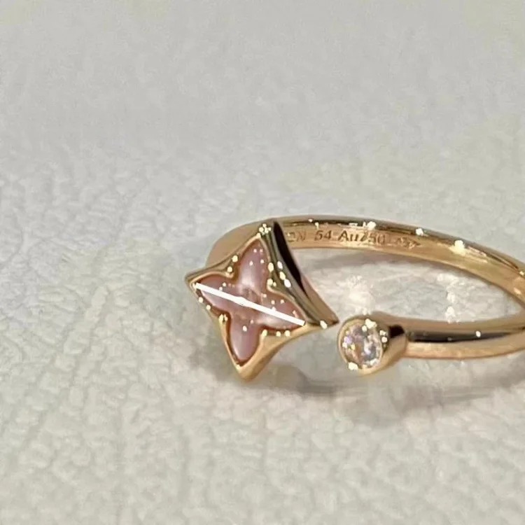 Louis Vuitton 2025 new CNC high four-leaf clover four-flower five-flower bracelet for women electroplated 18k presbyopia necklace live broadcast