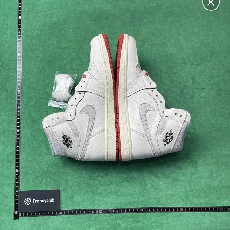 G collection of versatile sneakers for couples image 2
