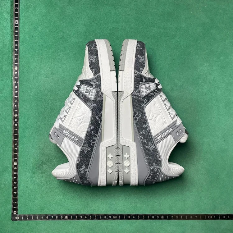 Embossed printed low-top fashion sneakers P7B image 4