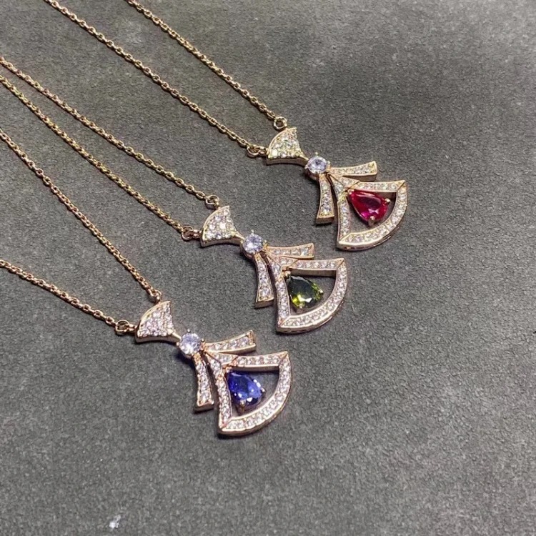 Seiko Chinese Valentine's Day small fan skirt necklace women's exquisite fan-shaped green and blue ruby ​​necklace beating heart clavicle chain