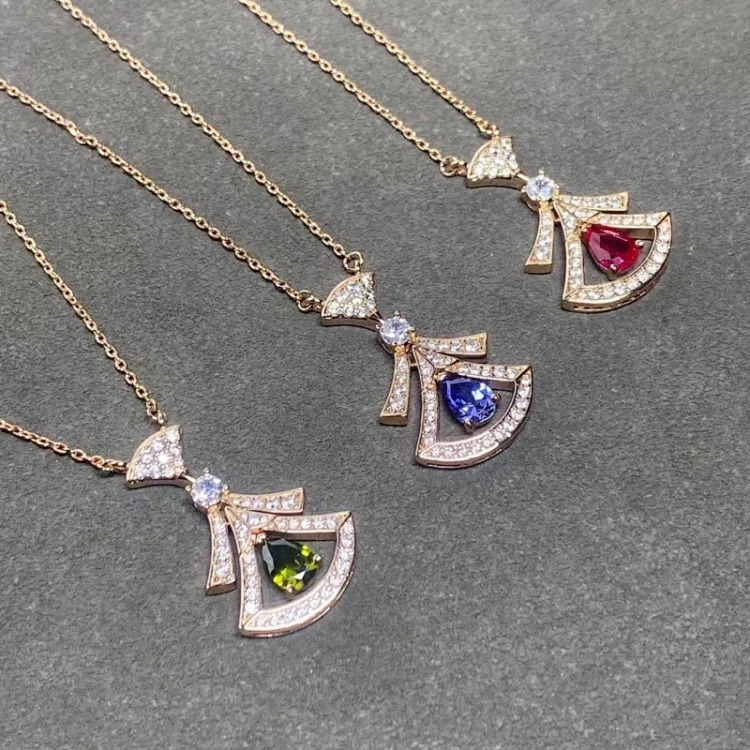 Seiko Chinese Valentine's Day small fan skirt necklace women's exquisite fan-shaped green and blue ruby ​​necklace beating heart clavicle chain