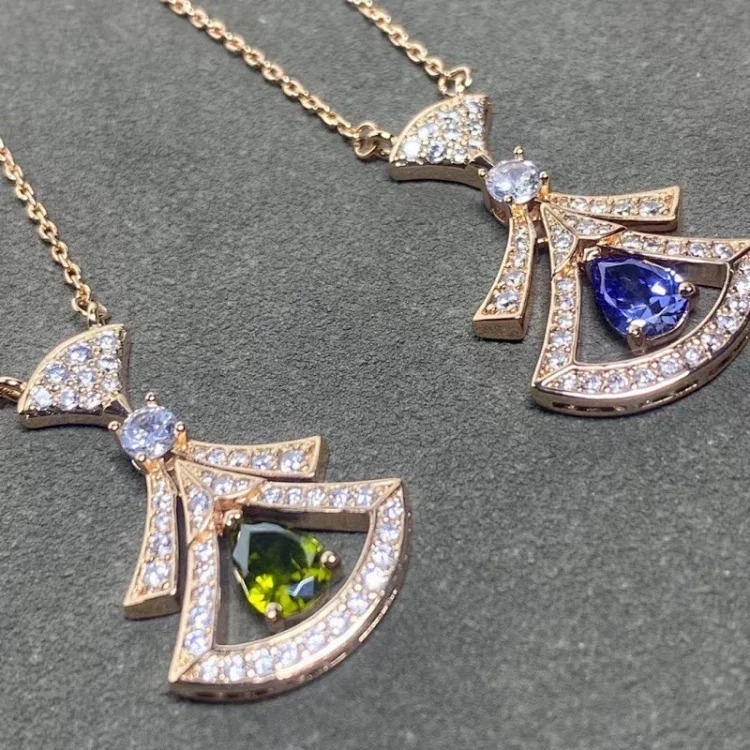 Seiko Chinese Valentine's Day small fan skirt necklace women's exquisite fan-shaped green and blue ruby ​​necklace beating heart clavicle chain