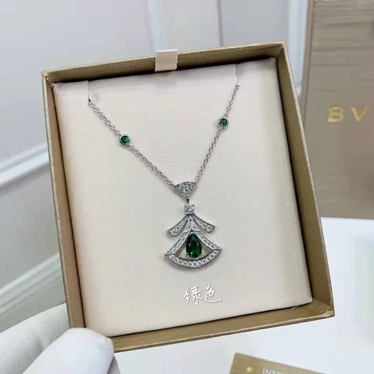 Seiko Chinese Valentine's Day small fan skirt necklace women's exquisite fan-shaped green and blue ruby ​​necklace beating heart clavicle chain