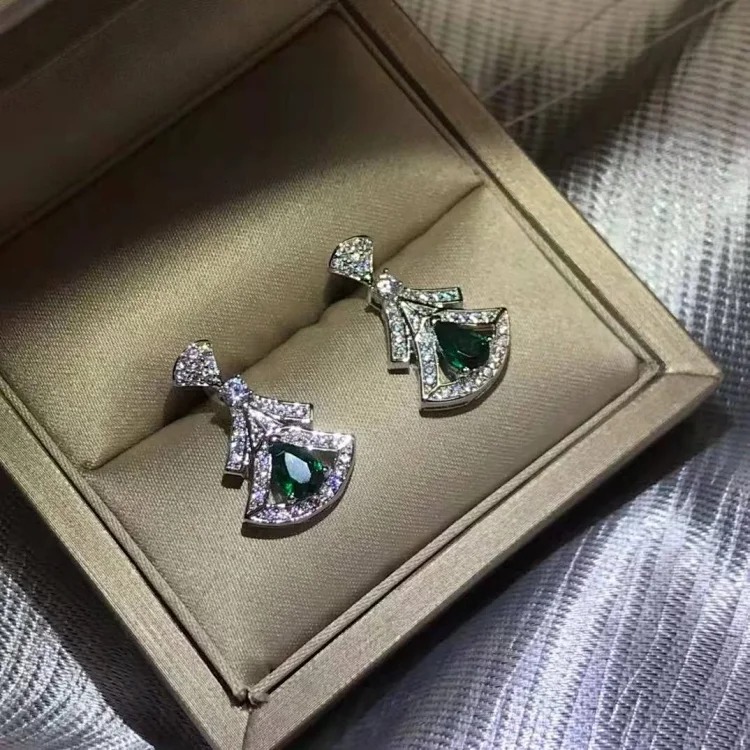 Seiko Chinese Valentine's Day small fan skirt necklace women's exquisite fan-shaped green and blue ruby ​​necklace beating heart clavicle chain