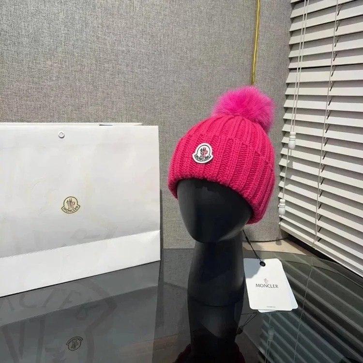 M hat (W2C-0070)