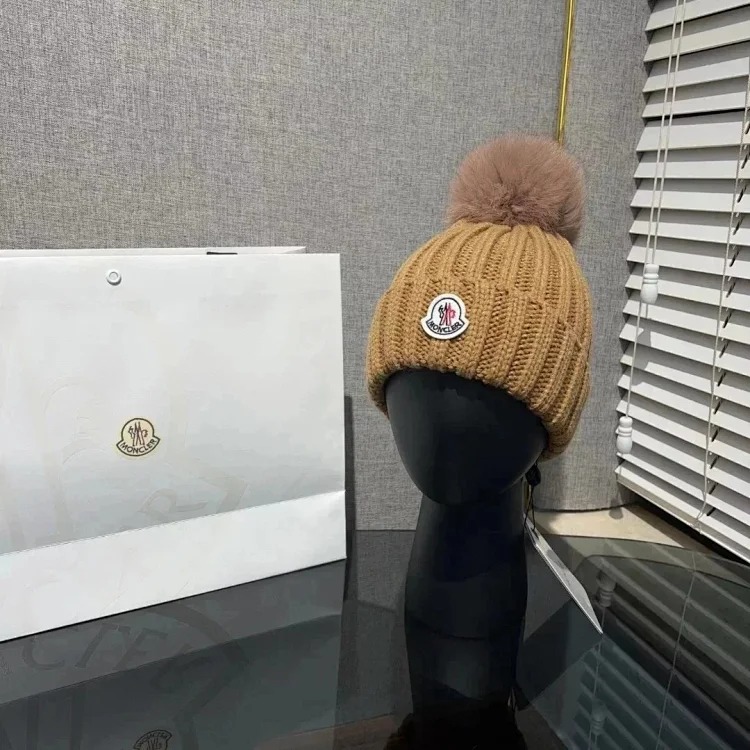 M hat (W2C-0070)