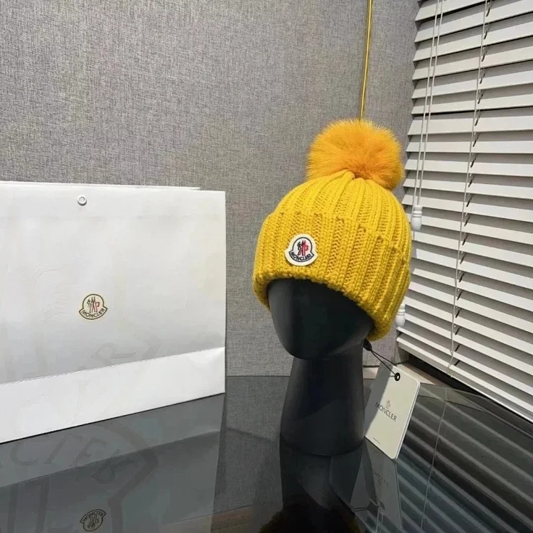 M hat (W2C-0070)