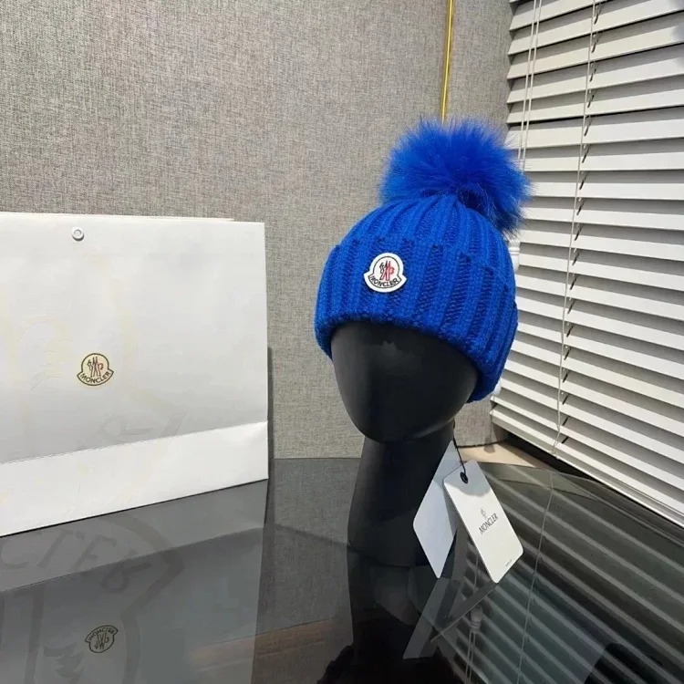 M hat (W2C-0070)