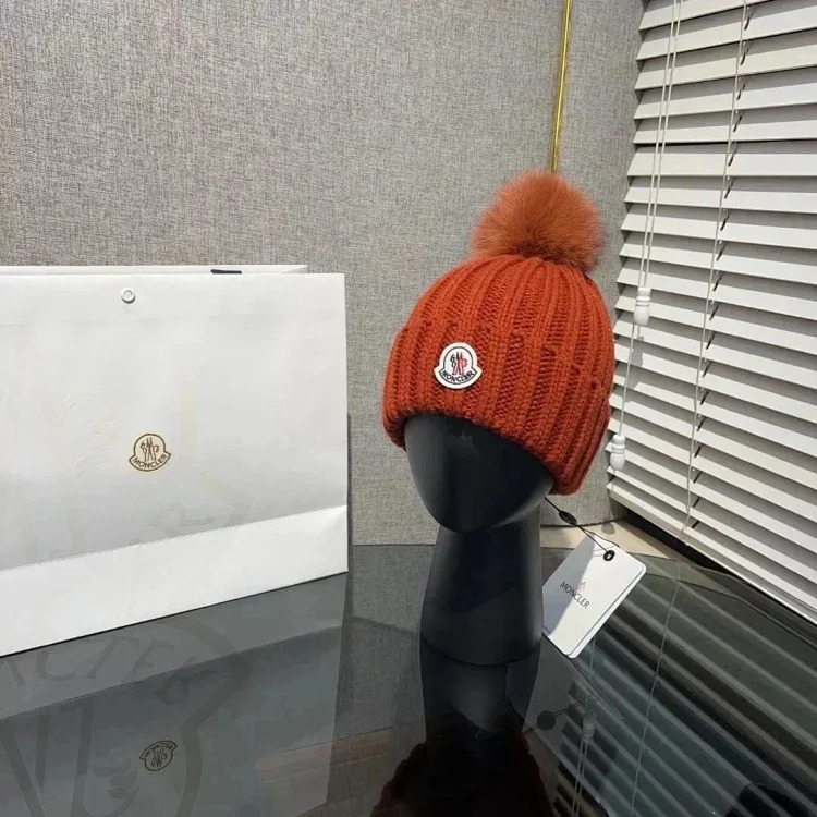 M hat (W2C-0070)