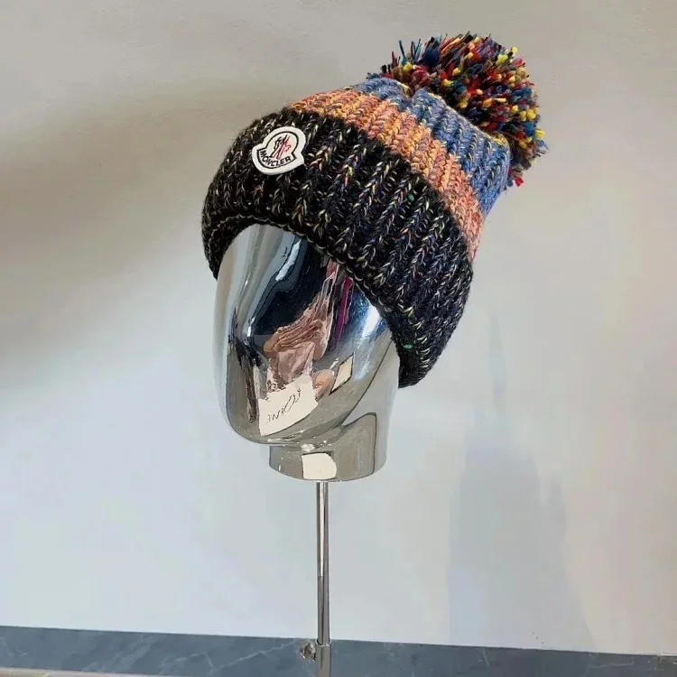 M hat (W2C-0070)