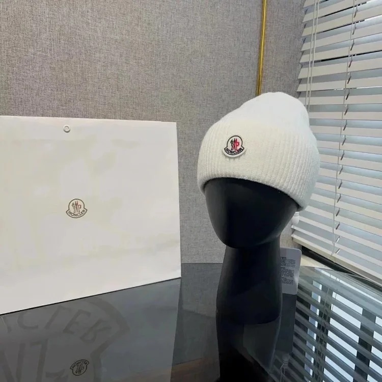 M hat (W2C-0070)