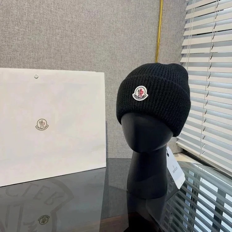 M hat (W2C-0070)