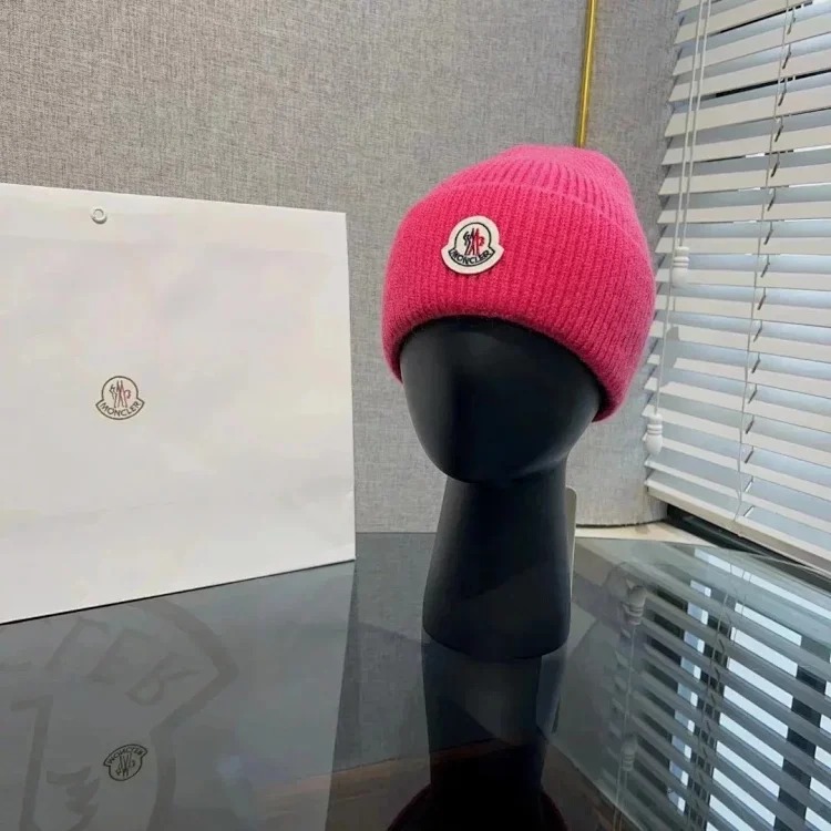 M hat (W2C-0070)