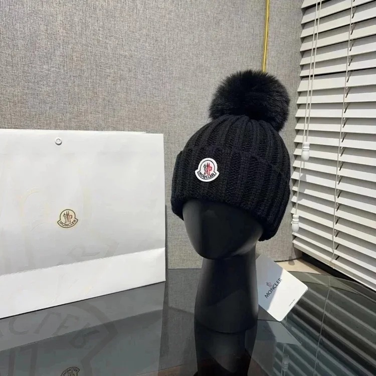M hat (W2C-0070)