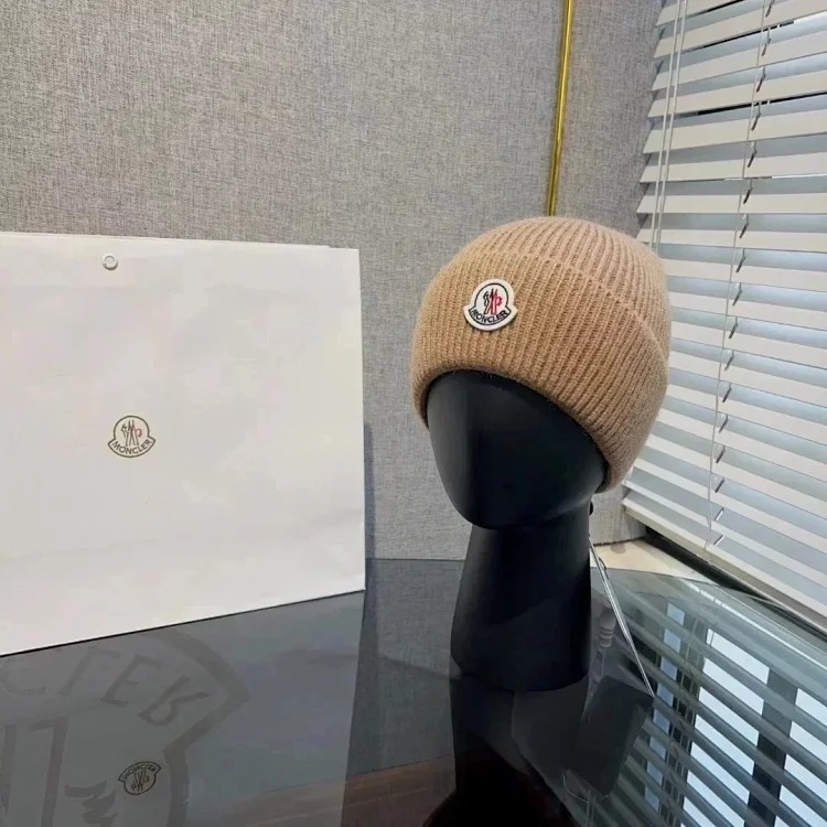 M hat (W2C-0070)