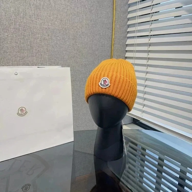 M hat (W2C-0070)