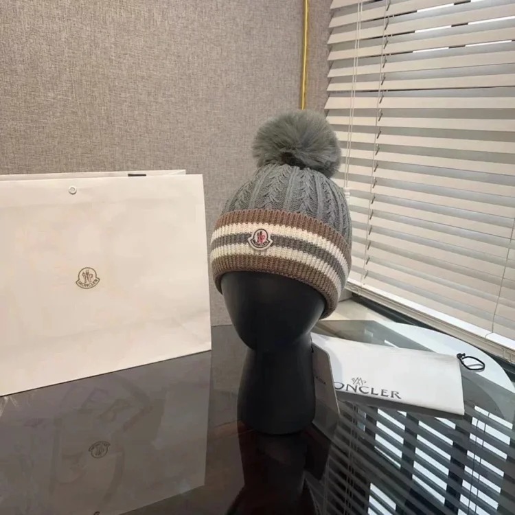 M hat (W2C-0070)