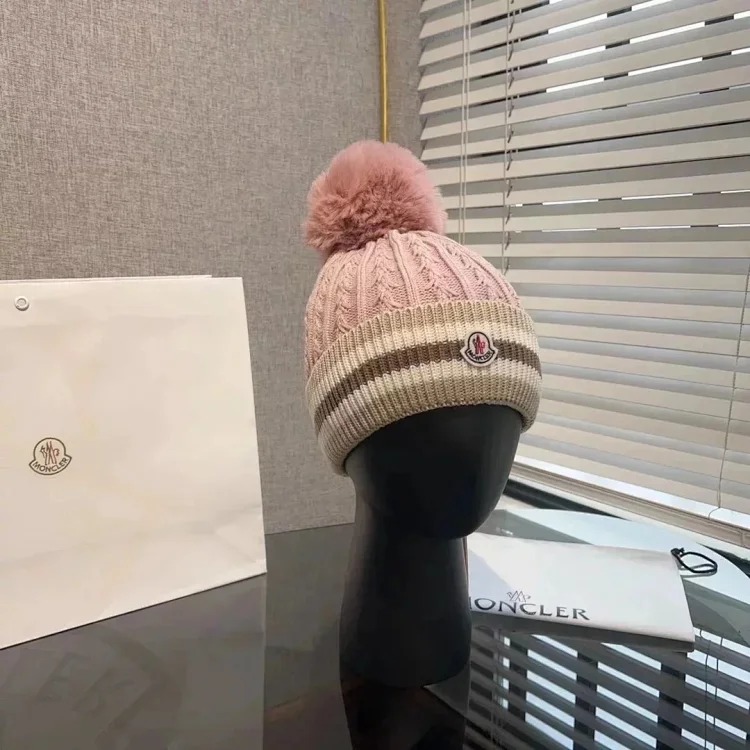 M hat (W2C-0070)