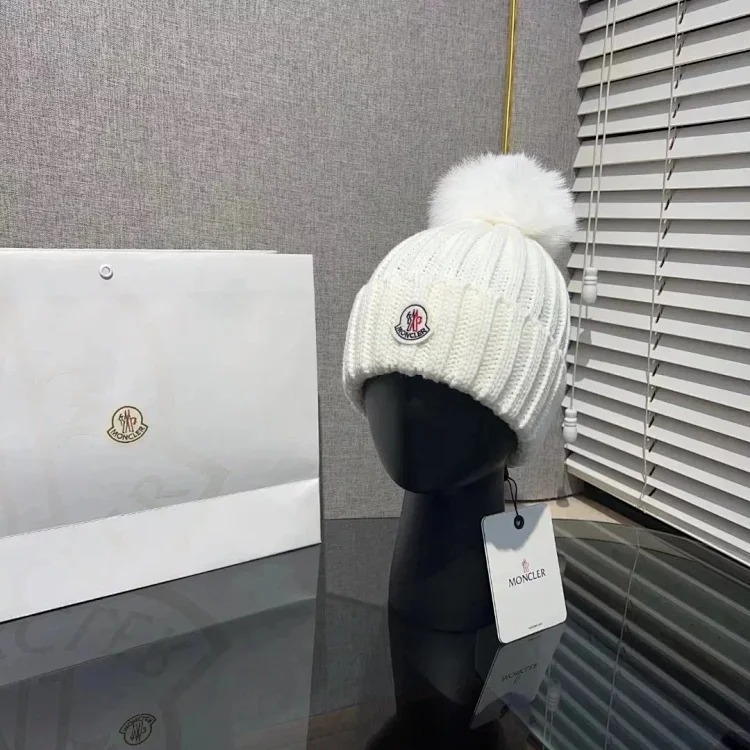 M hat (W2C-0070)