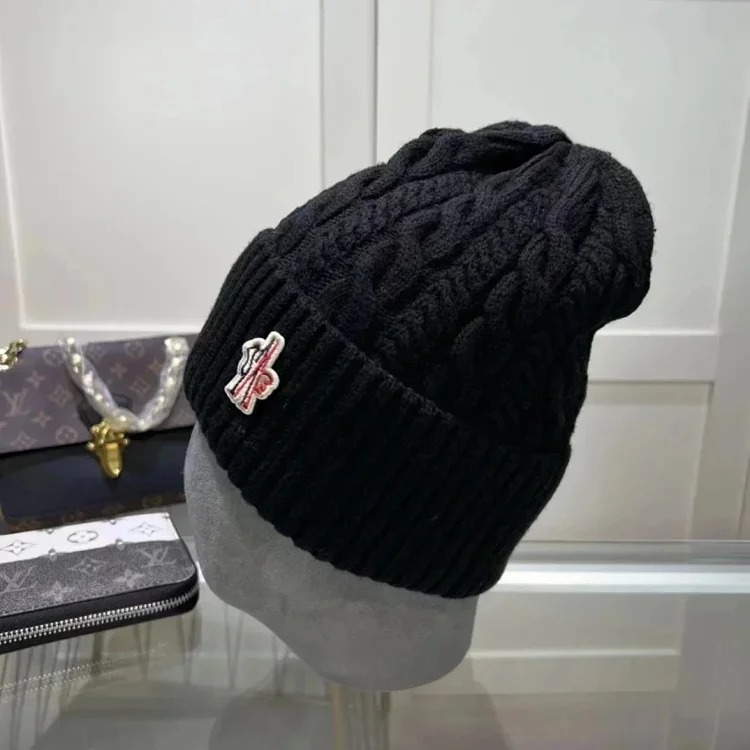 M hat (W2C-0070)