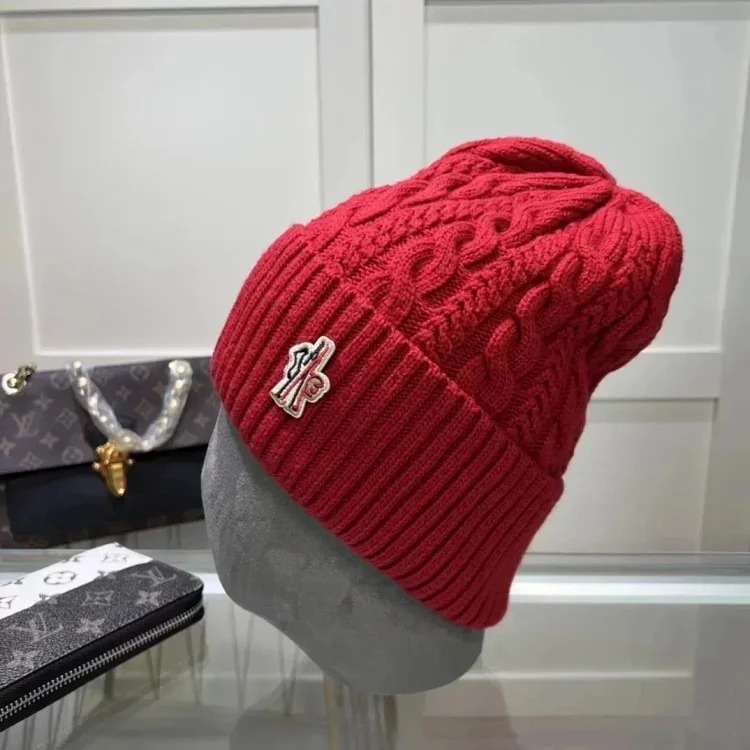 M hat (W2C-0070)