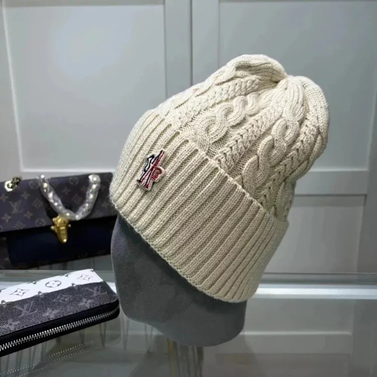 M hat (W2C-0070)