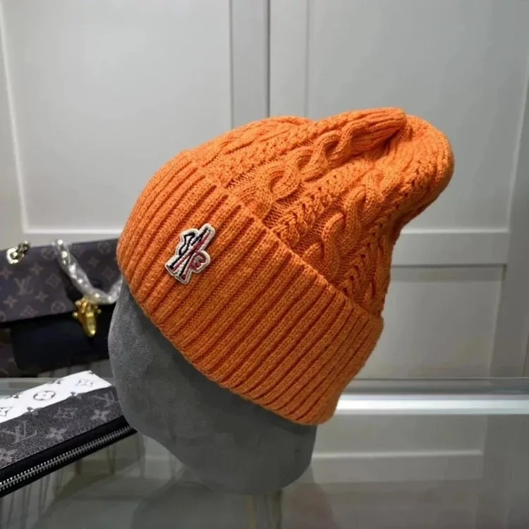 M hat (W2C-0070)