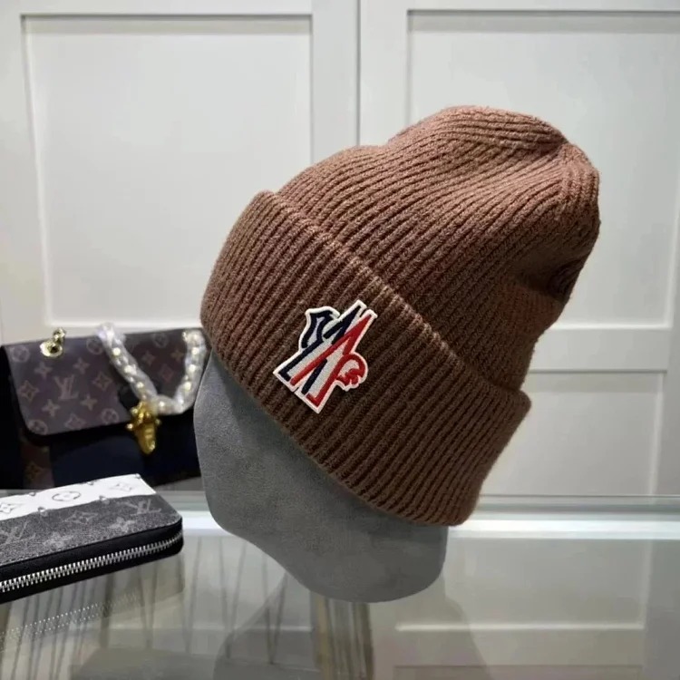 M hat (W2C-0070)