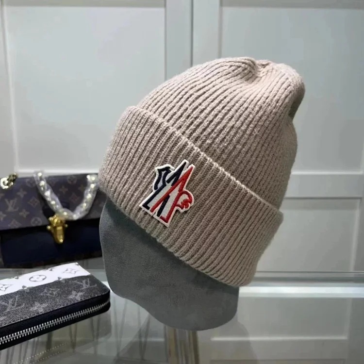 M hat (W2C-0070)