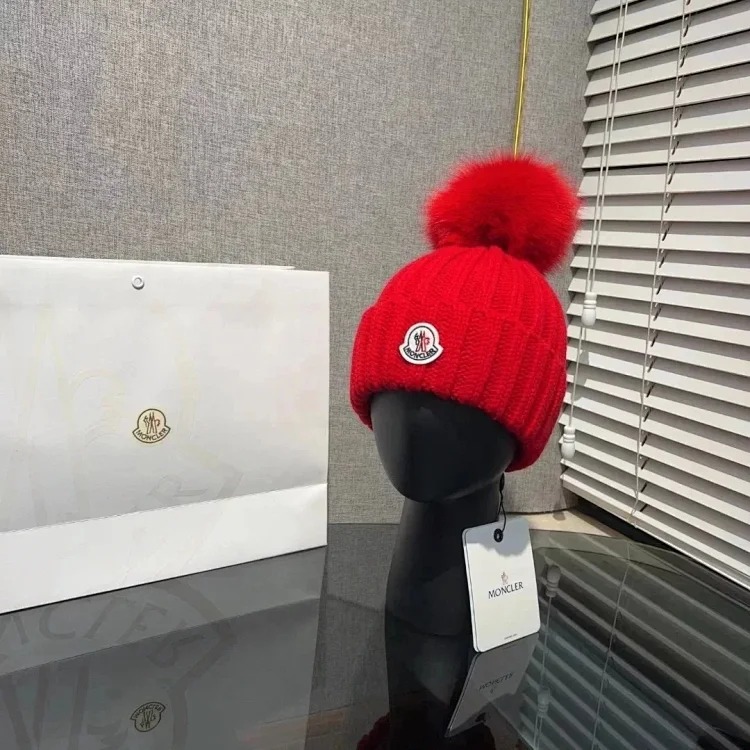 M hat (W2C-0070)