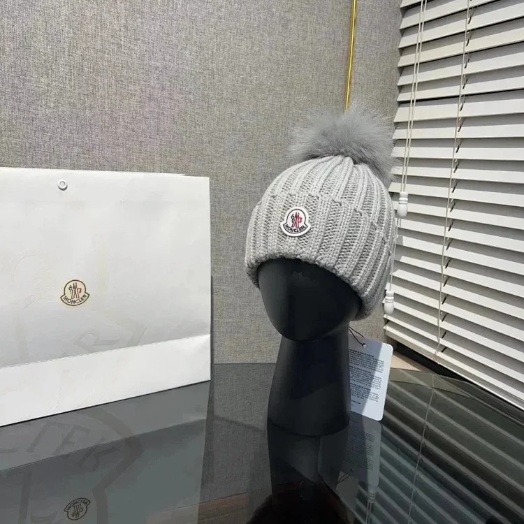 M hat (W2C-0070)