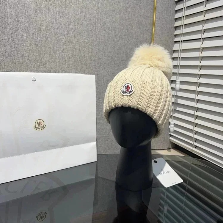 M hat (W2C-0070)