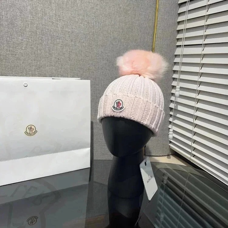 M hat (W2C-0070)