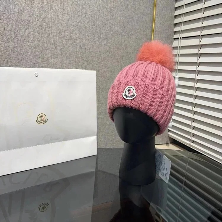 M hat (W2C-0070)