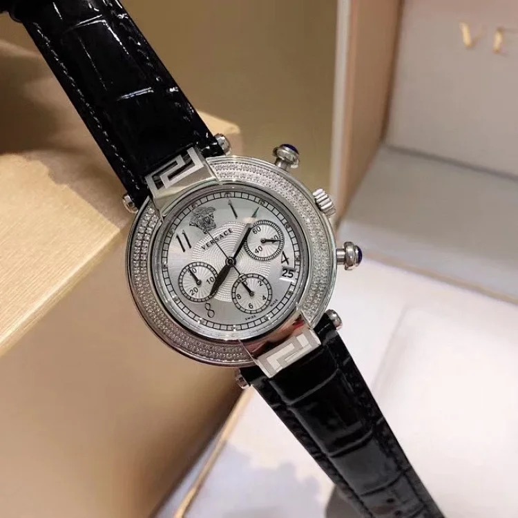 Versace's popular limited edition is now online, with its beautiful youthfulness, taking you into the modern era of the Fan family and releasing its modern appeal.