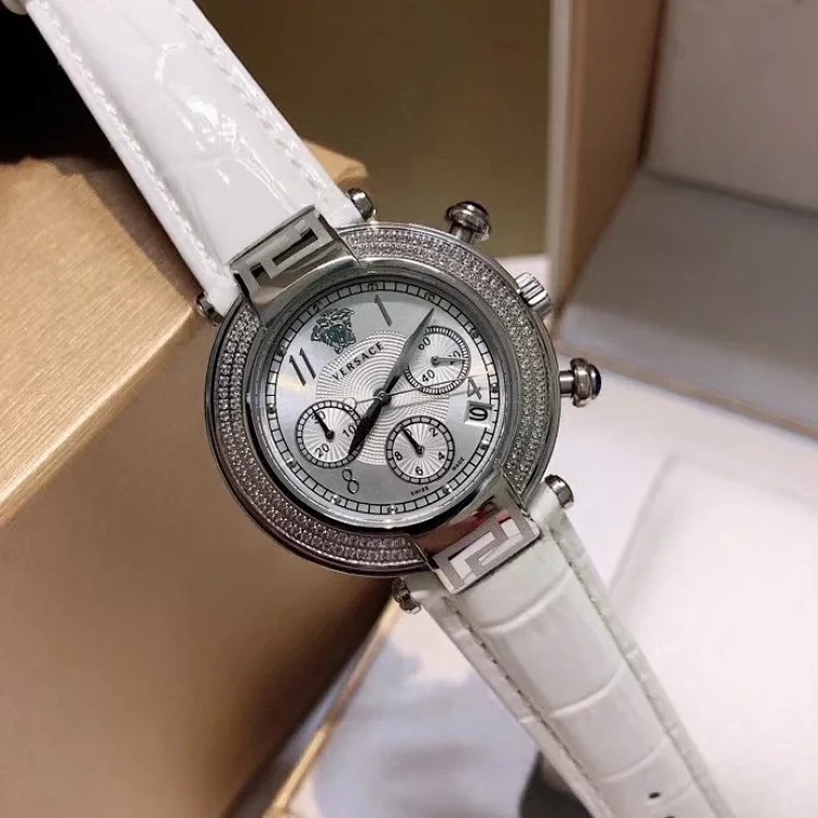 Versace's popular limited edition is now online, with its beautiful youthfulness, taking you into the modern era of the Fan family and releasing its modern appeal.